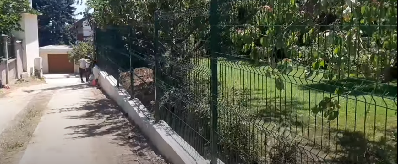 Ограда с пана